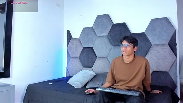 LiamKron online show from April 9, 11:38 am