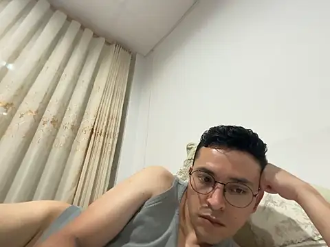 aleemm90 online show from April 28, 1:44 am