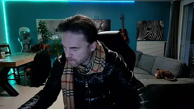 Snapshot of tom_sauwer chatting on December 17, 4:22 pm tom sauwer online show from December 17, 4:22 pm
