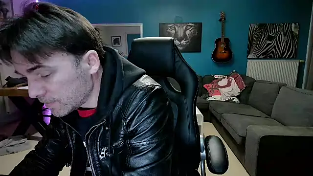 Snapshot of tom_sauwer chatting on December 12, 10:20 pm tom sauwer online show from December 12, 10:20 pm
