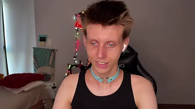 Snapshot of vladdymeow chatting on December 2, 9:37 pm vladdymeow online show from December 2, 9:37 pm