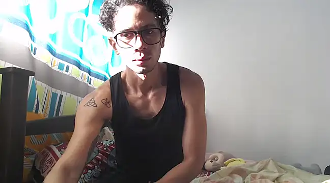 Snapshot of alisterxxx chatting on January 22, 12:49 pm alisterxxx online show from January 22, 12:49 pm