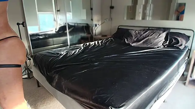 MikyFoxx online show from December 17, 10:38 pm