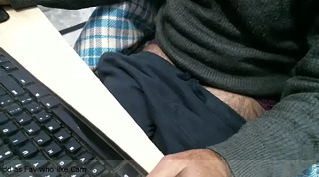 Snapshot of desioldguy chatting on December 30, 1:15 am desioldguy online show from December 30, 1:15 am