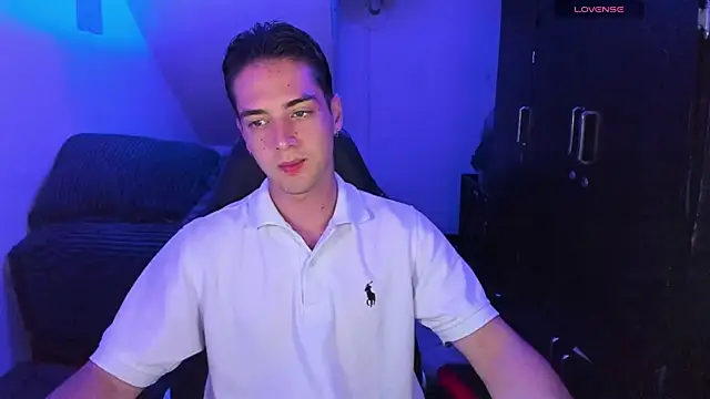 Snapshot of Alex_smith00 chatting on December 29, 11:08 pm Alex smith00 online show from December 29, 11:08 pm