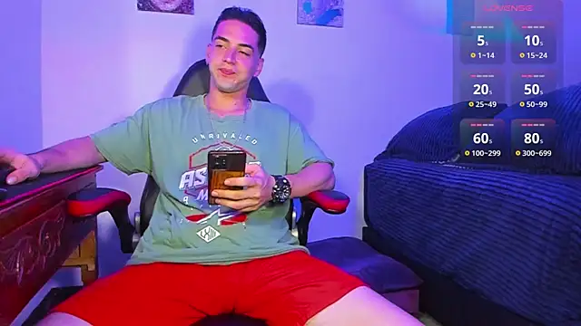 Snapshot of Alex_smith00 chatting on December 4, 11:02 pm Alex smith00 online show from December 4, 11:02 pm