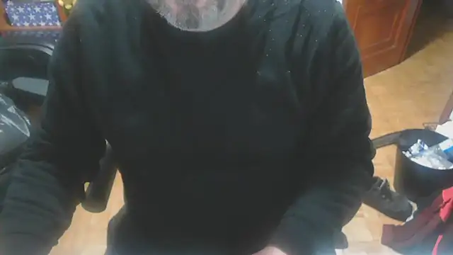 Snapshot of mikeyhotbear chatting on December 3, 6:13 am mikeyhotbear online show from December 3, 6:13 am