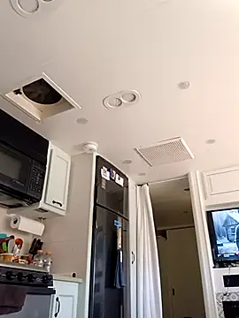 EZYves online show from February 8, 8:46 pm