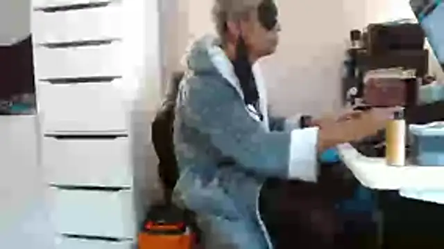 AmateurGuy23 online show from December 2, 4:37 am