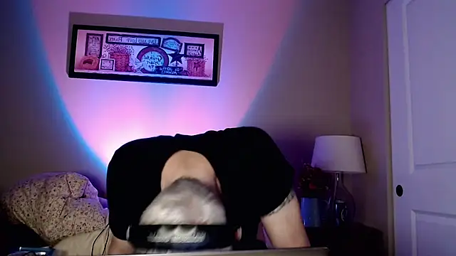 Snarfle82 online show from November 17, 6:49 am