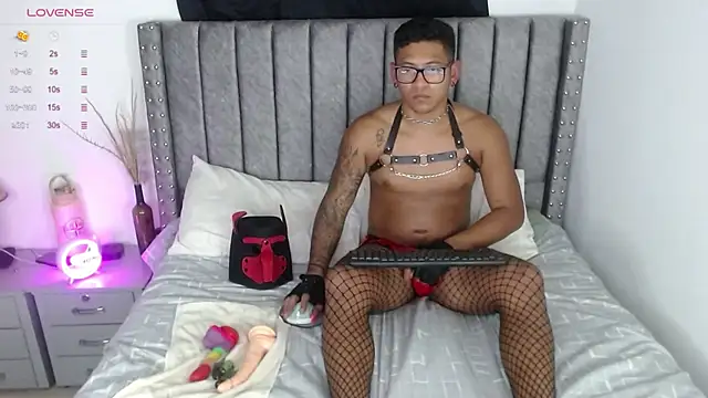 Snapshot of TomLover_12 chatting on January 8, 1:11 am TomLover 12 online show from January 8, 1:11 am
