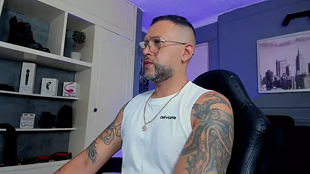 Snapshot of MrFrank_tattoo chatting on October 4, 5:18 pm MrFrank tattoo online show from October 4, 5:18 pm
