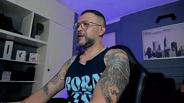 Snapshot of MrFrank_tattoo chatting on October 10, 12:04 am MrFrank tattoo online show from October 10, 12:04 am