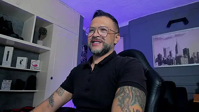 Snapshot of MrFrank_tattoo chatting on October 2, 10:14 pm MrFrank tattoo online show from October 2, 10:14 pm