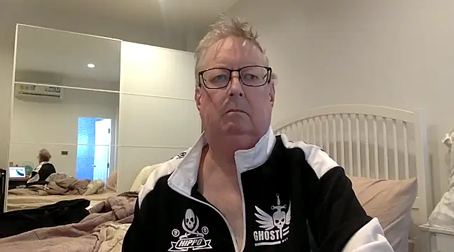 Paul4U2000 online show from December 18, 4:31 am