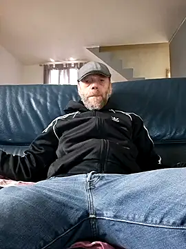 Snapshot of eddouxxx78 chatting on January 8, 10:26 am eddouxxx78 online show from January 8, 10:26 am