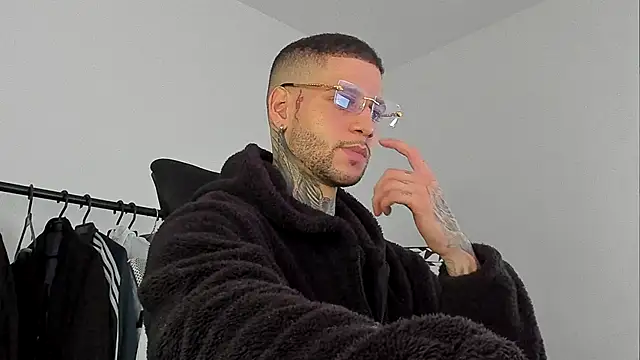 Snapshot of _jamesleandros1 chatting on October 14, 7:32 pm jamesleandros1 online show from October 14, 7:32 pm