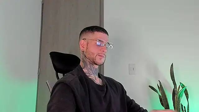  jamesleandros1 online show from February 28, 1:26 am