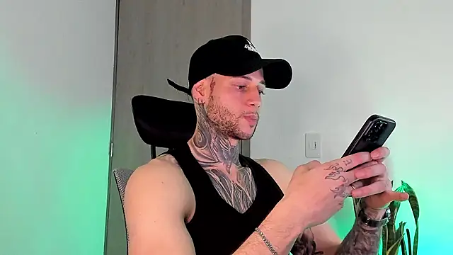  jamesleandros1 online show from February 10, 3:33 am