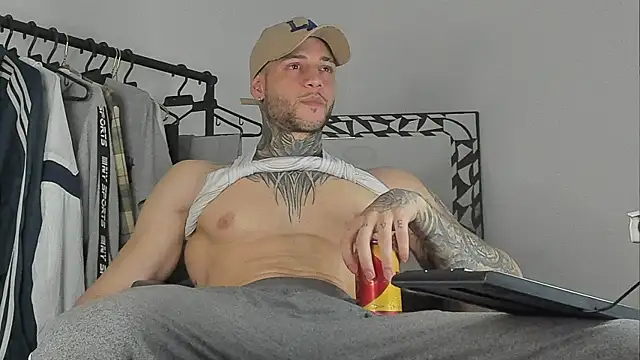 Snapshot of _jamesleandros1 chatting on October 19, 2:27 am jamesleandros1 online show from October 19, 2:27 am