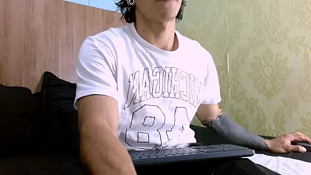 AlbertBernal69 online show from January 11, 2:20 am