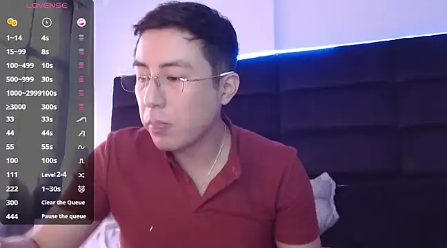 Snapshot of andrewmhilton_ chatting on December 28, 7:33 pm andrewmhilton online show from December 28, 7:33 pm
