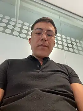 Snapshot of andrewmhilton_ chatting on December 19, 4:35 pm andrewmhilton online show from December 19, 4:35 pm