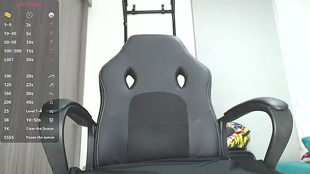 russthiago online show from March 19, 11:50 am